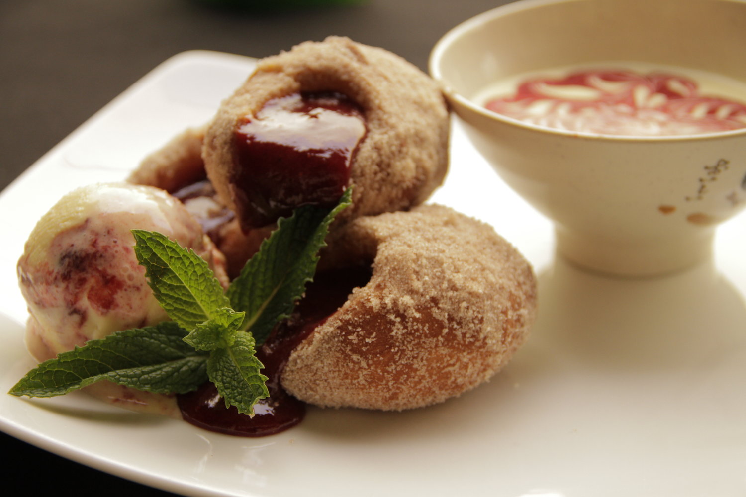 Dessert-strawberry-donuts